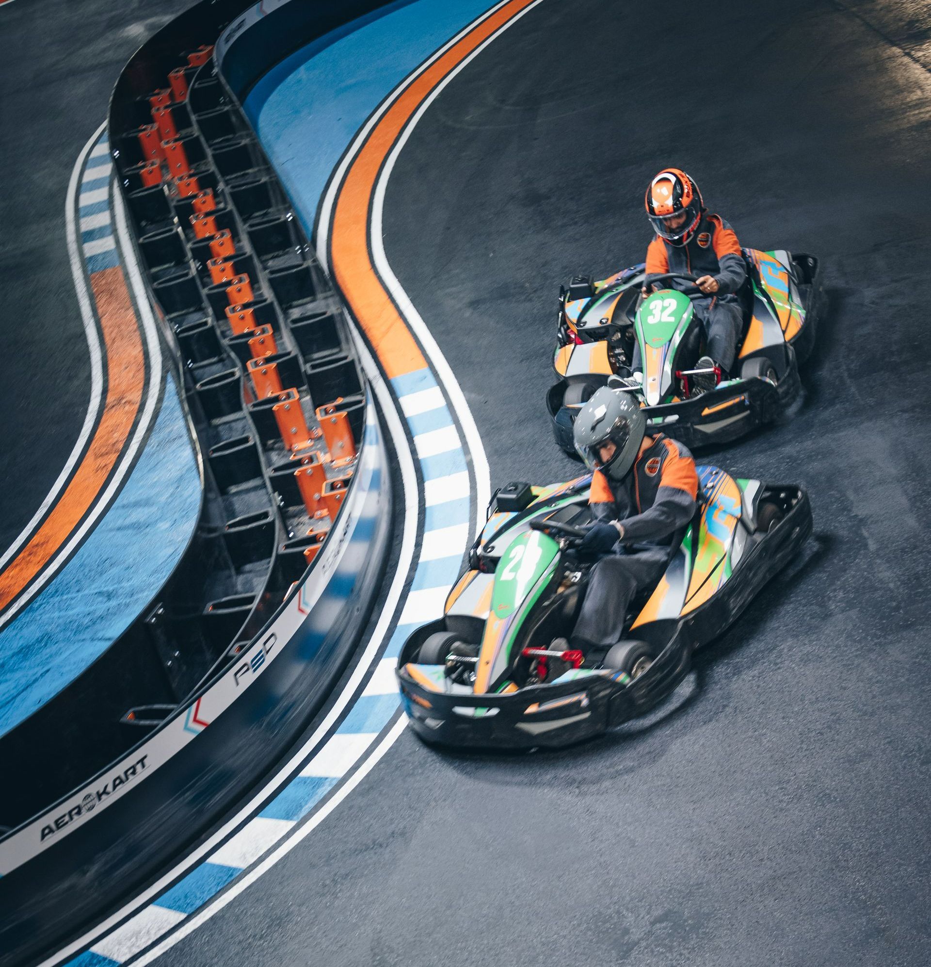 Deux personnes en train de conduire des kartings
