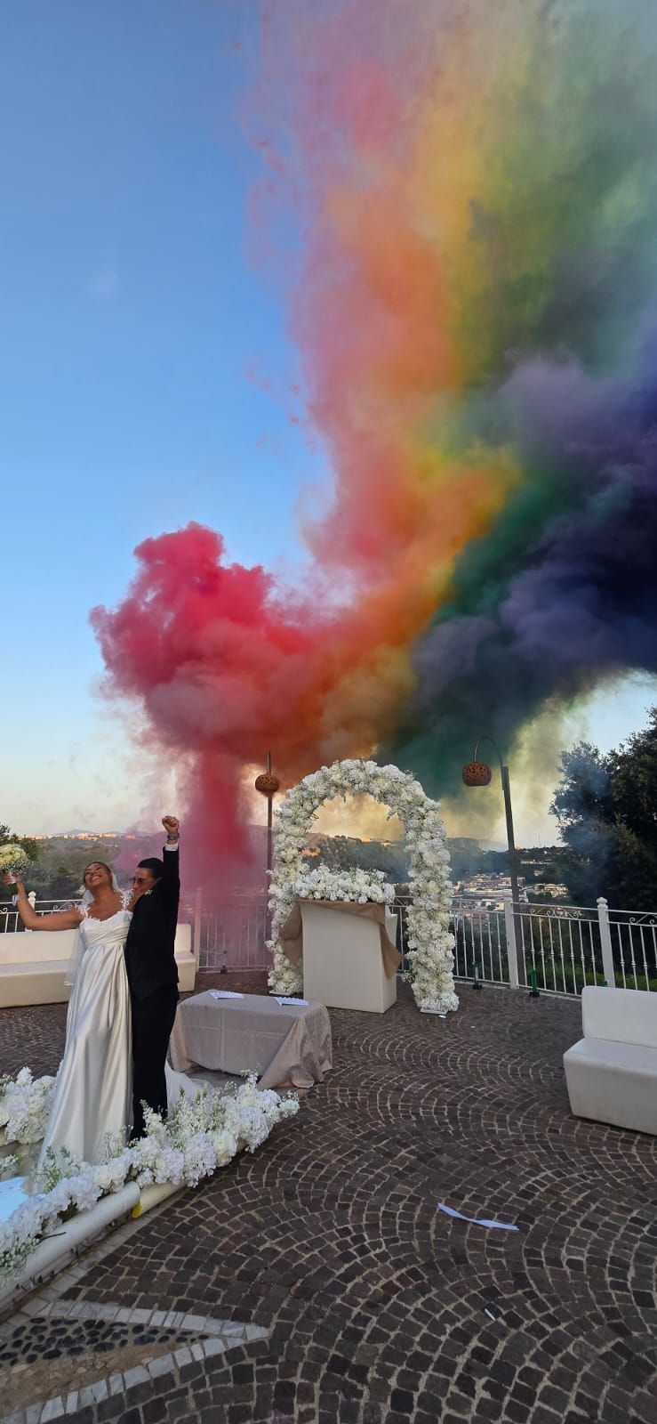 Una coppia festeggia un matrimonio 