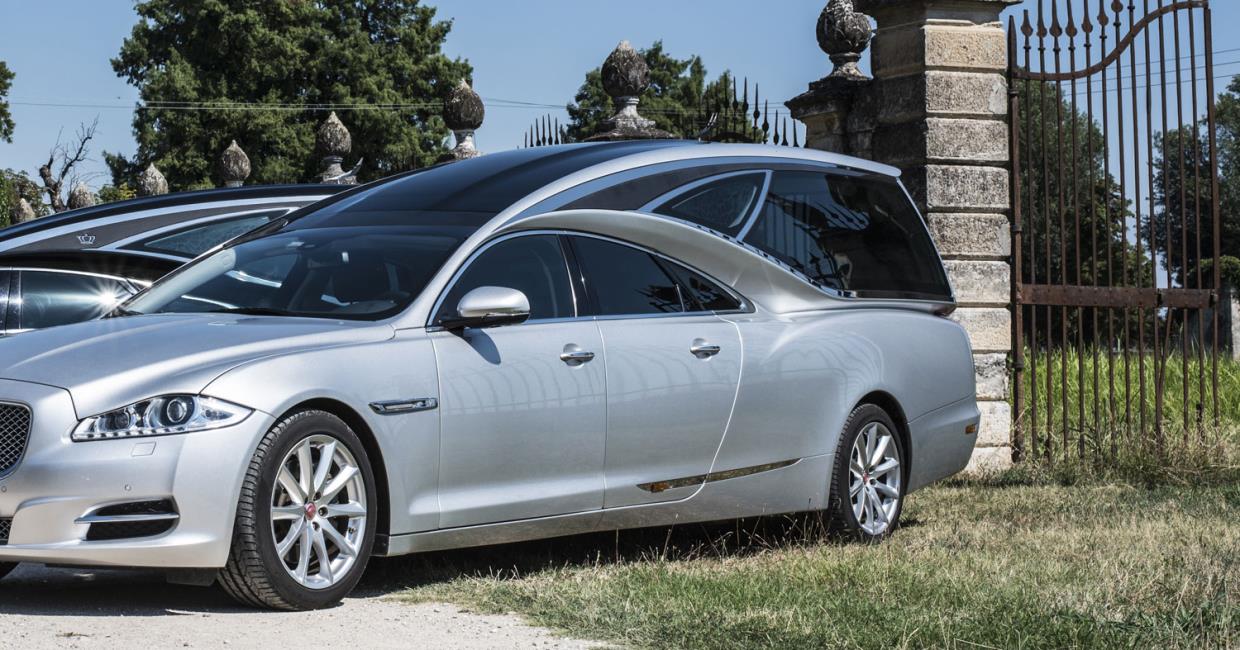 carro funebre durante un trasporto