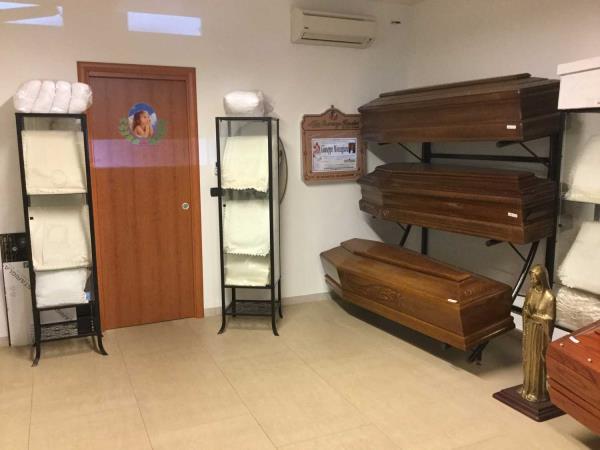 cofani funebri esposti in agenzia