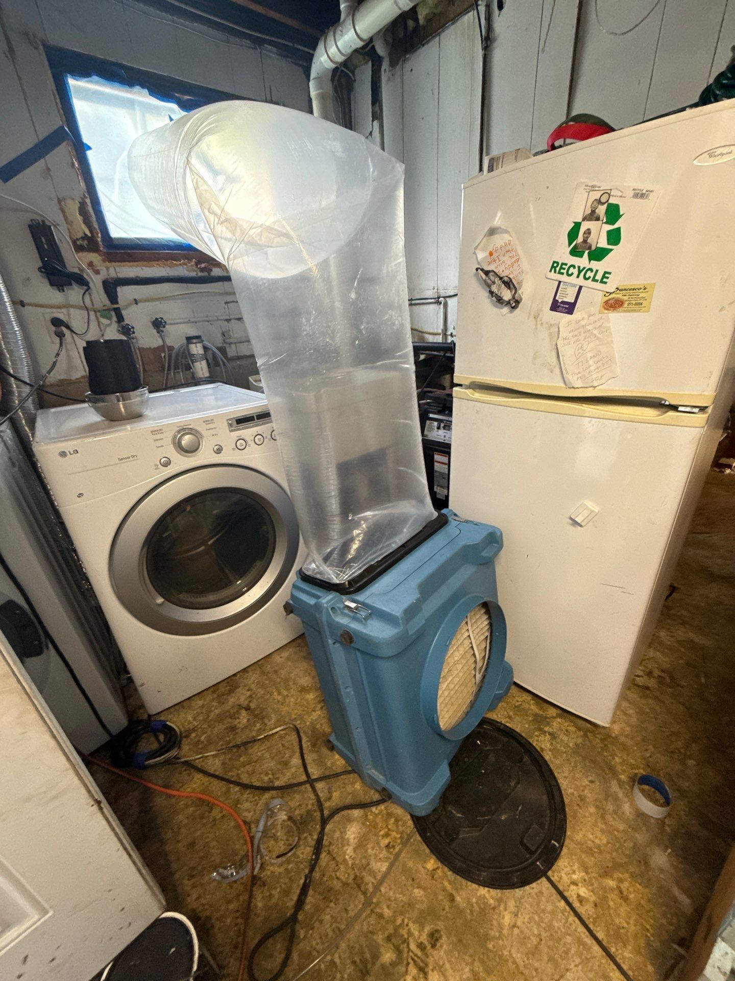 air scrubbing airborne mold spores at a home in Melville New York 