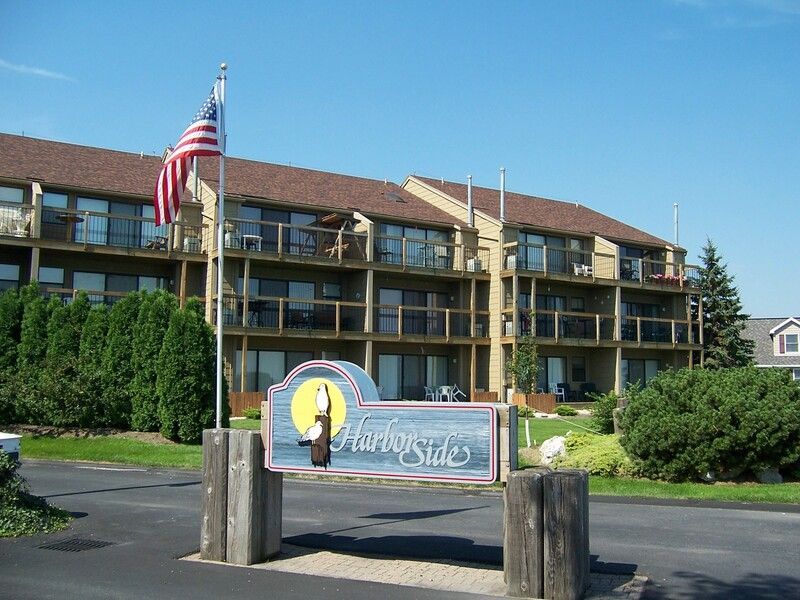 A sign that says harbor suites in front of a building