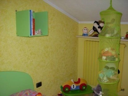 muro decorato in gialla per la stanza di un bambino