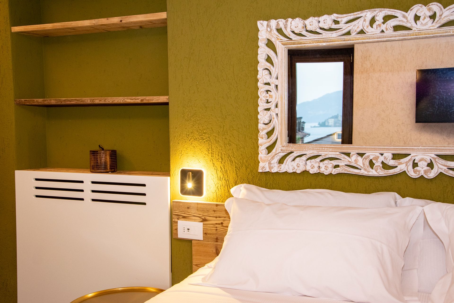 Una camera da letto con un letto e uno specchio sul muro.