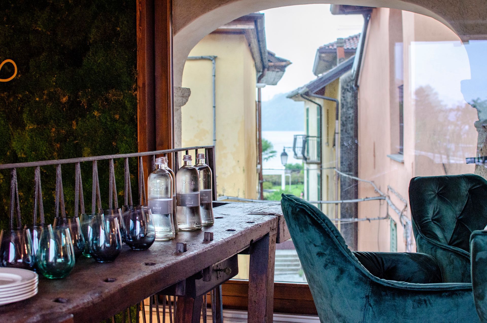 Una stanza con una sedia e un tavolo con sopra degli occhiali