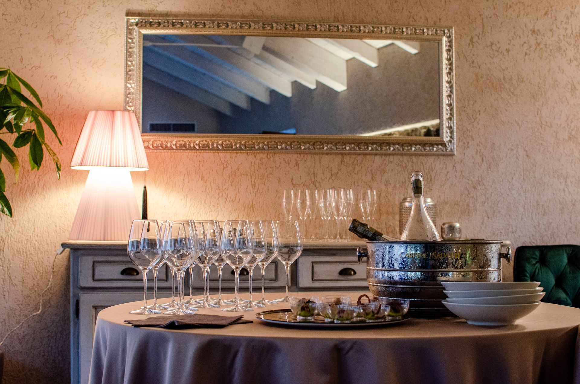 Un tavolo con un sacco di bicchieri da vino sopra