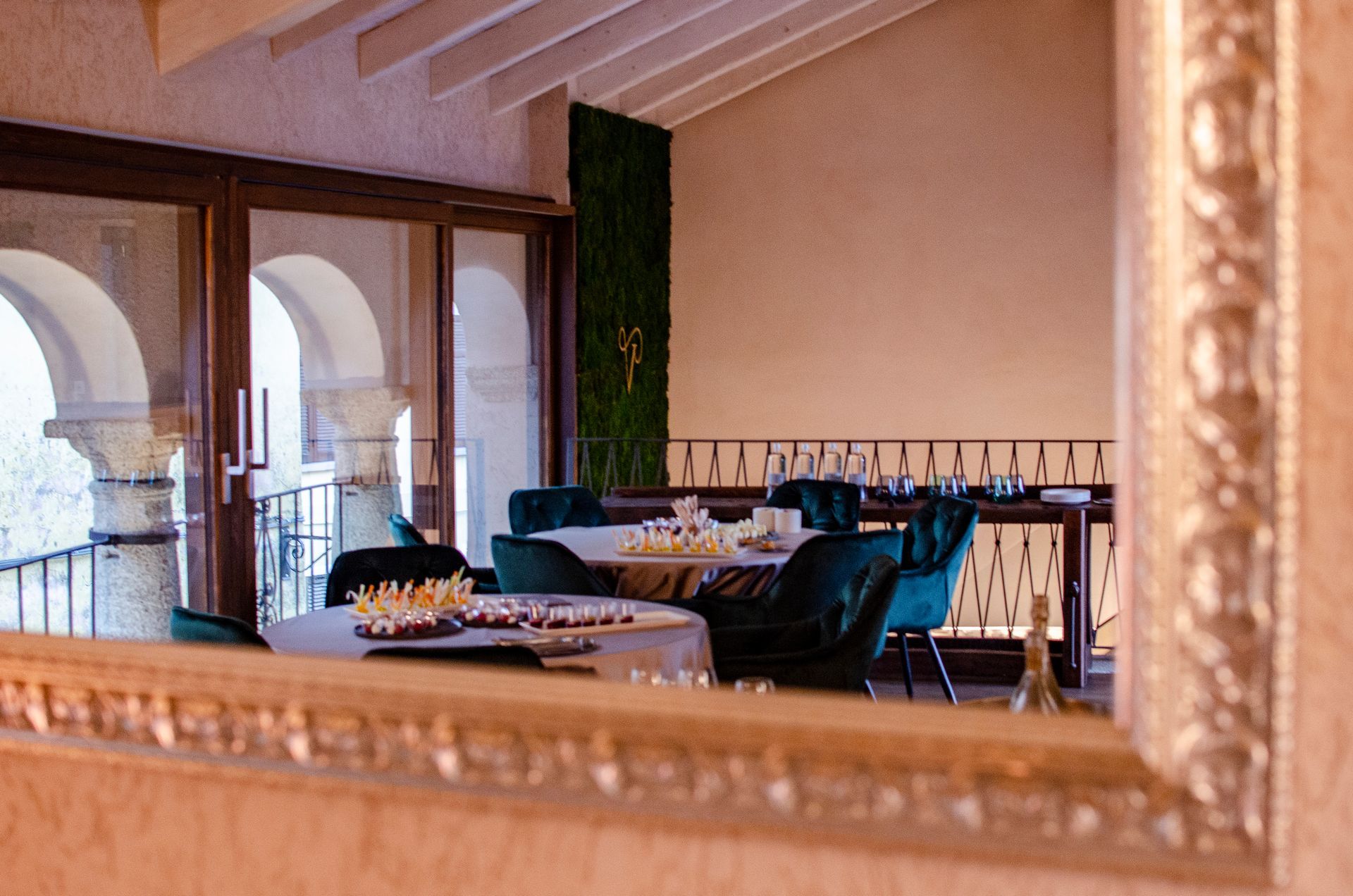 Un ristorante con tavoli e sedie si riflette in uno specchio.