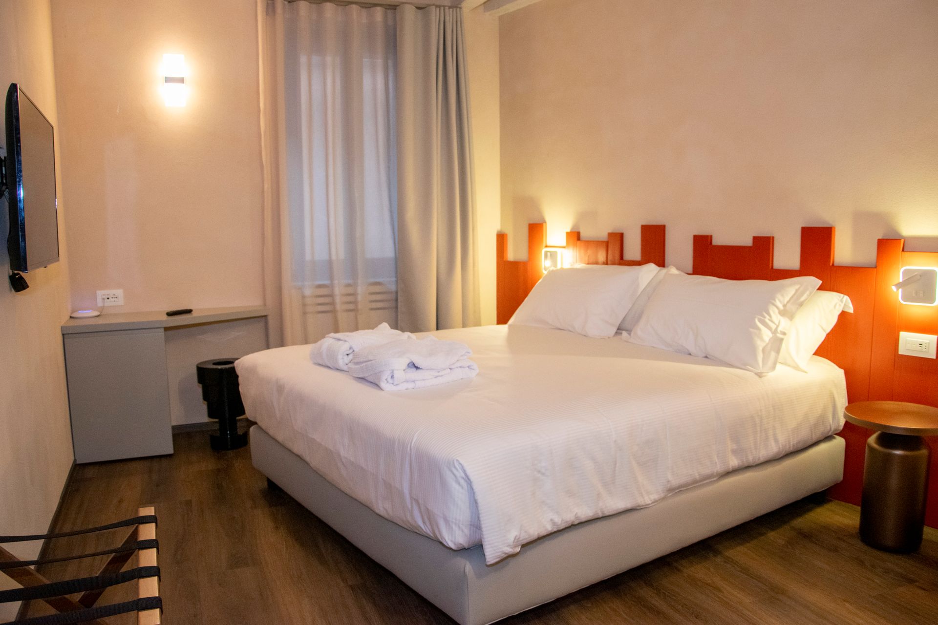 Due uomini sono in piedi davanti a una finestra e guardano fuori.