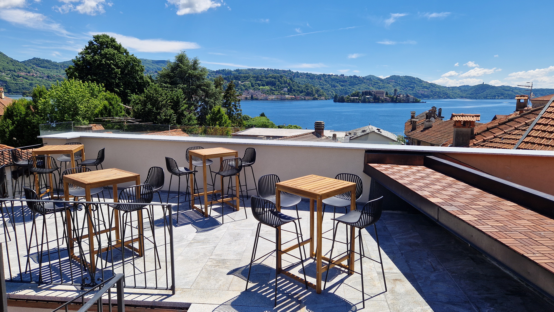 Un tetto con tavoli e sedie con vista sul lago