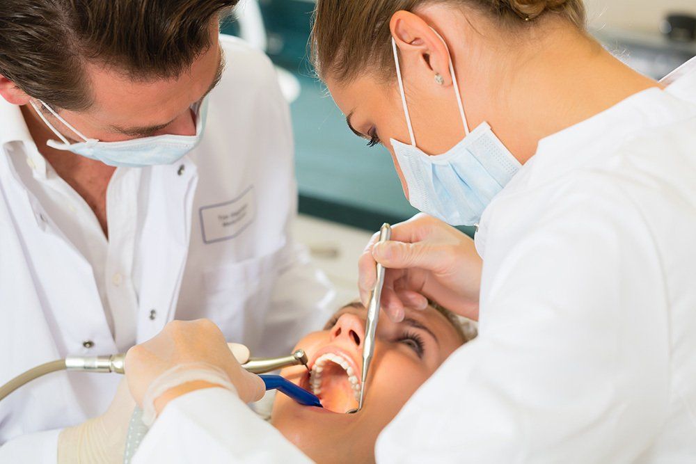 dentisti con paziente