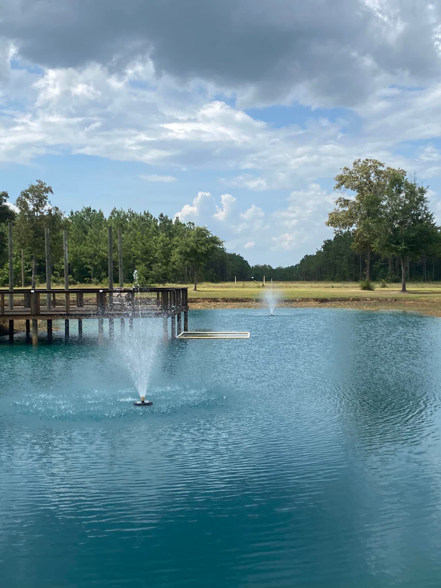 There is a fountain in the middle of the lake.