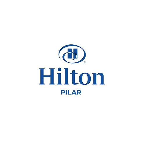 El logotipo de Hilton Pilar es azul y blanco sobre un fondo blanco.