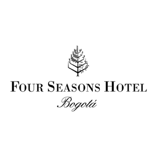 El logotipo del hotel Four Seasons es en blanco y negro y tiene un pino encima.