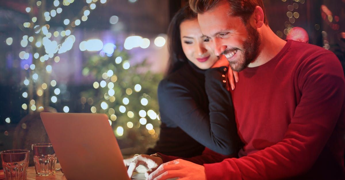 Un hombre y una mujer están mirando una computadora portátil.