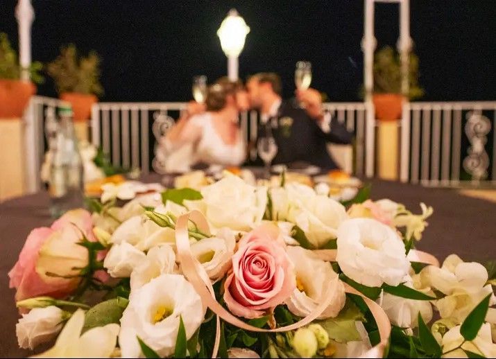 Gli sposi brindano con champagne al loro ricevimento di nozze.