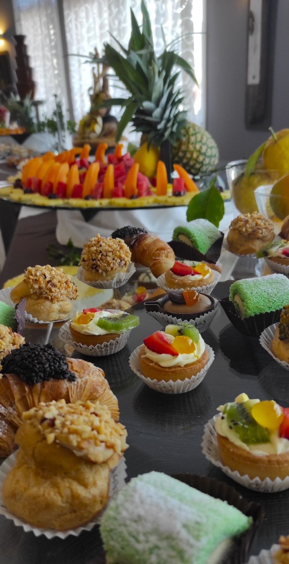 Un tavolo imbandito con una varietà di dolci e frutta.