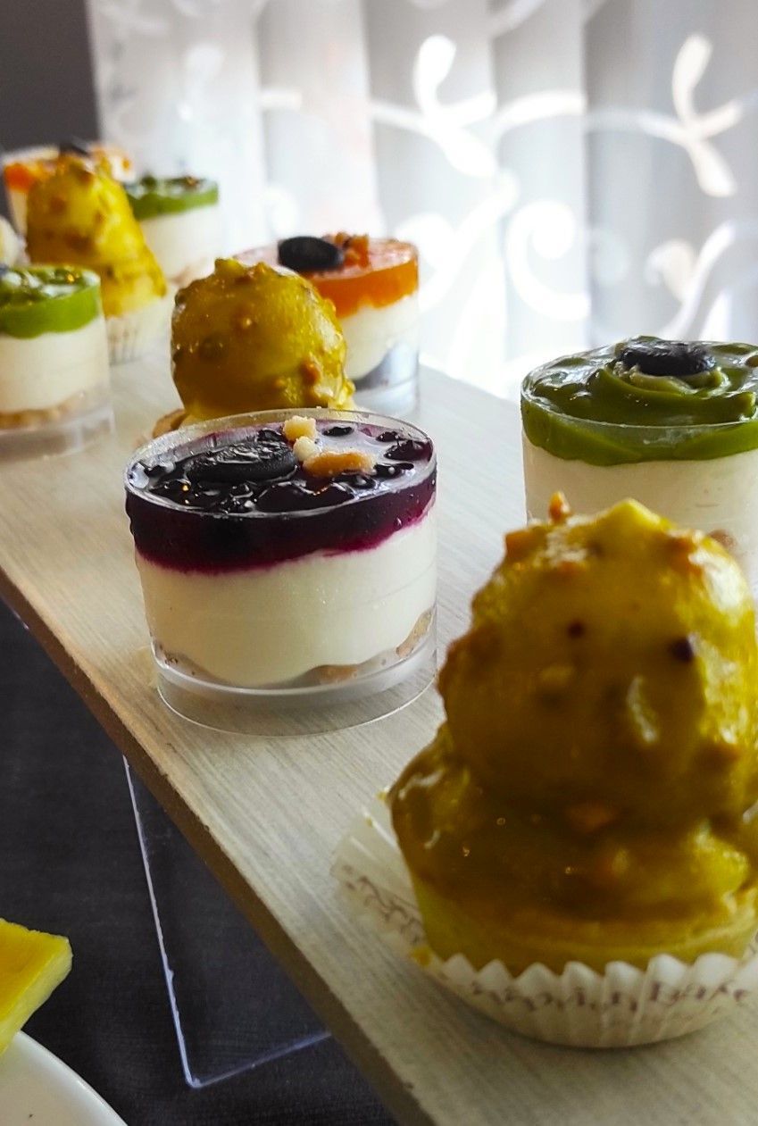 Una varietà di dessert sono allineati su un tavolo