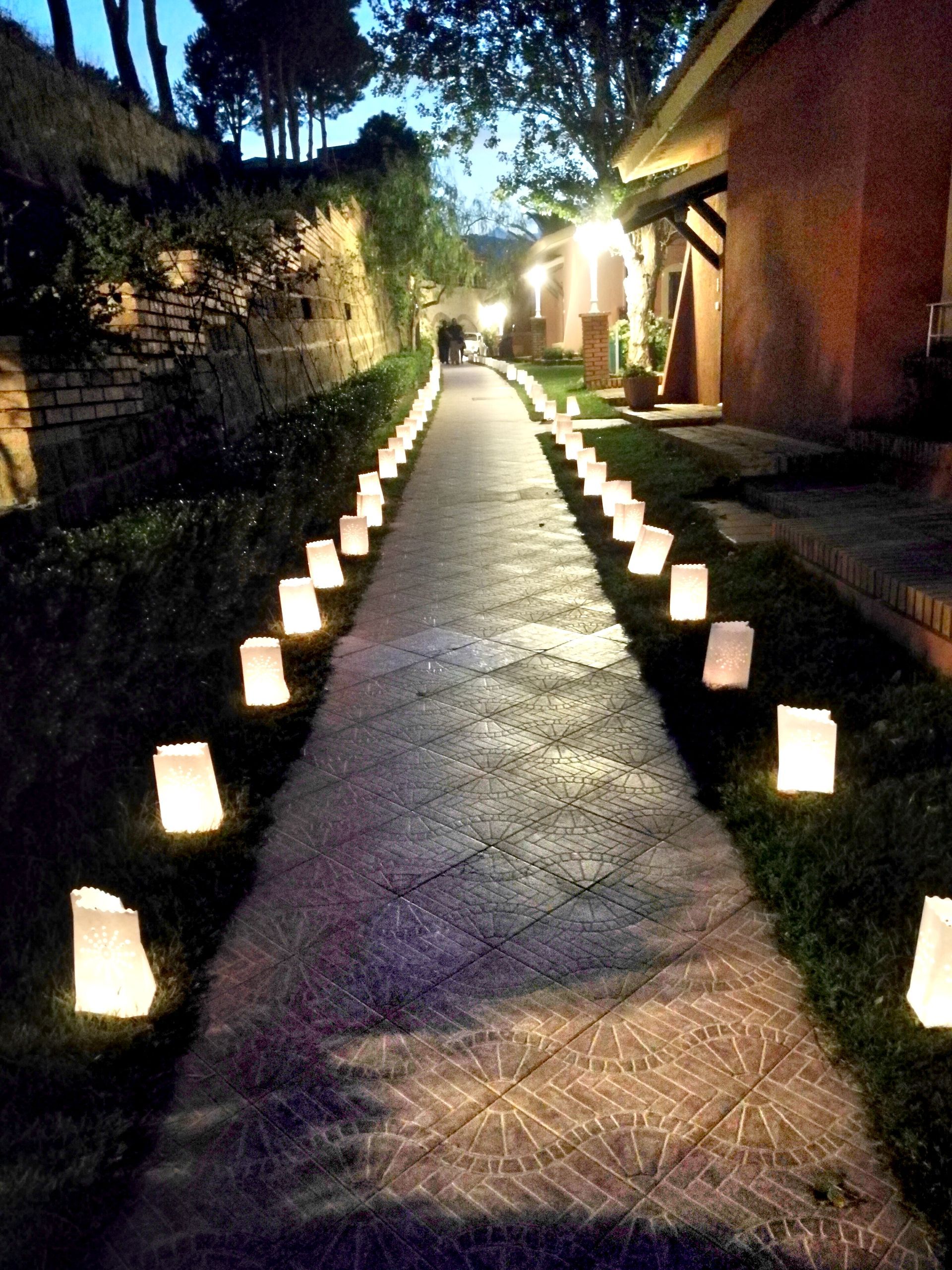 Una passerella fiancheggiata da lanterne di carta di notte