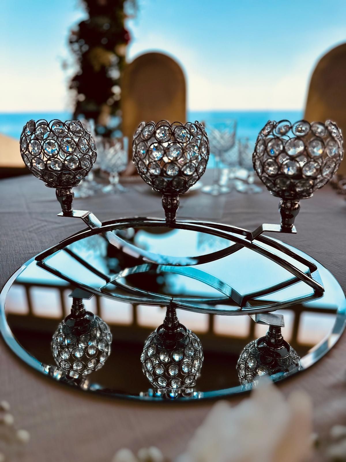 Un tavolo con uno specchio e delle candele.