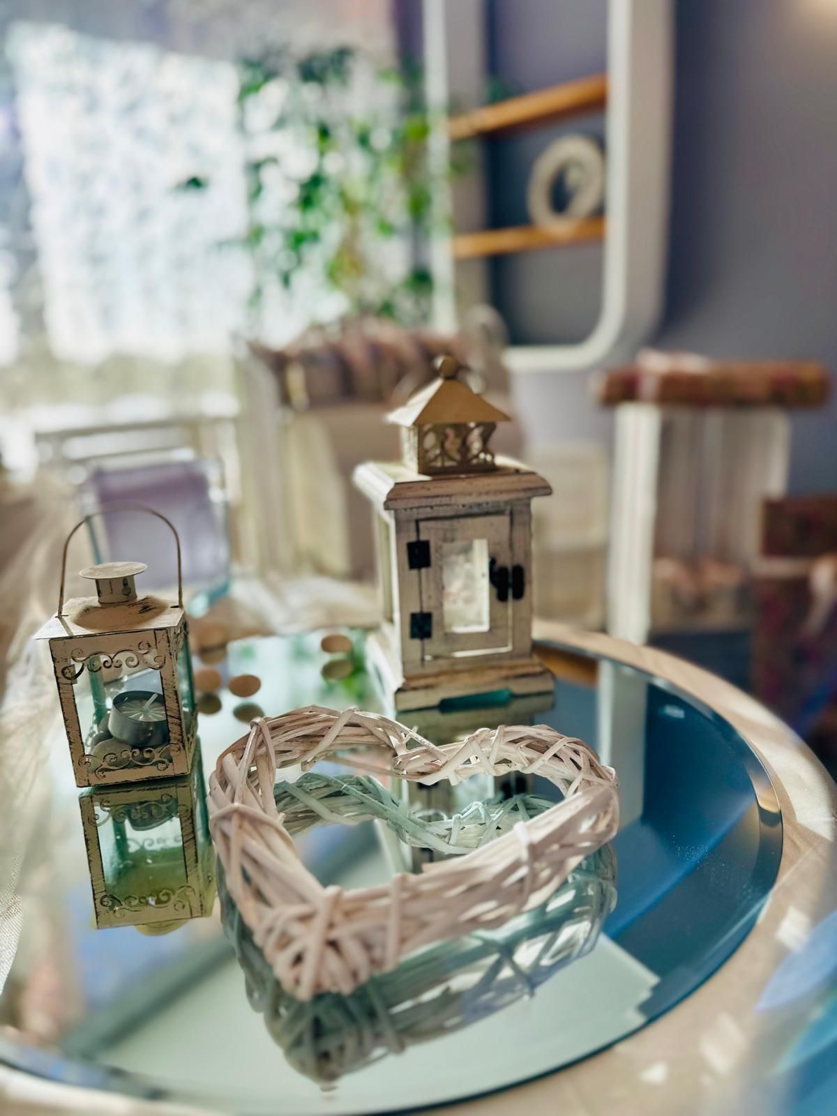 Un tavolo con una corona a forma di cuore e delle lanterne sopra.