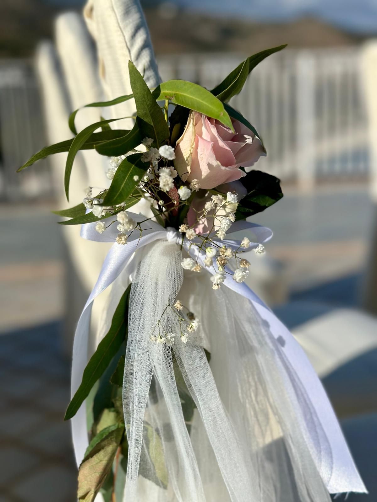 Un primo piano di una sedia con dei fiori sopra.