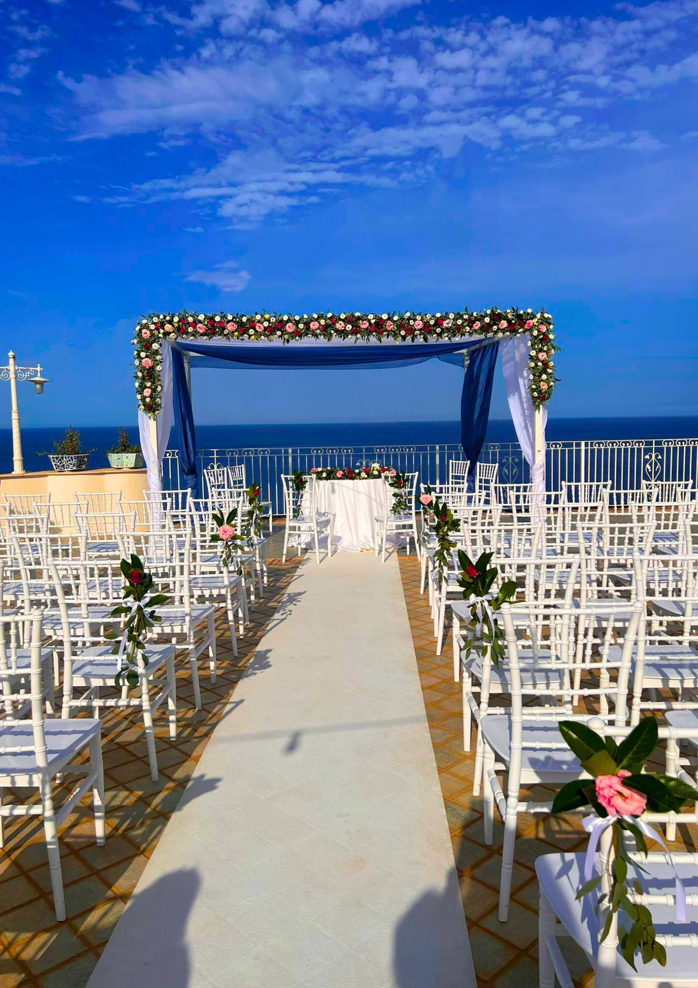 Si sta svolgendo una cerimonia nuziale vista mare