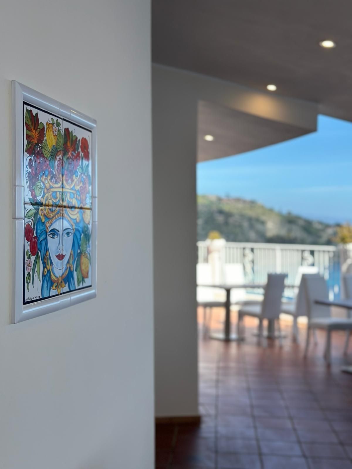 Un'immagine di una donna con dei fiori in testa è appesa a un muro