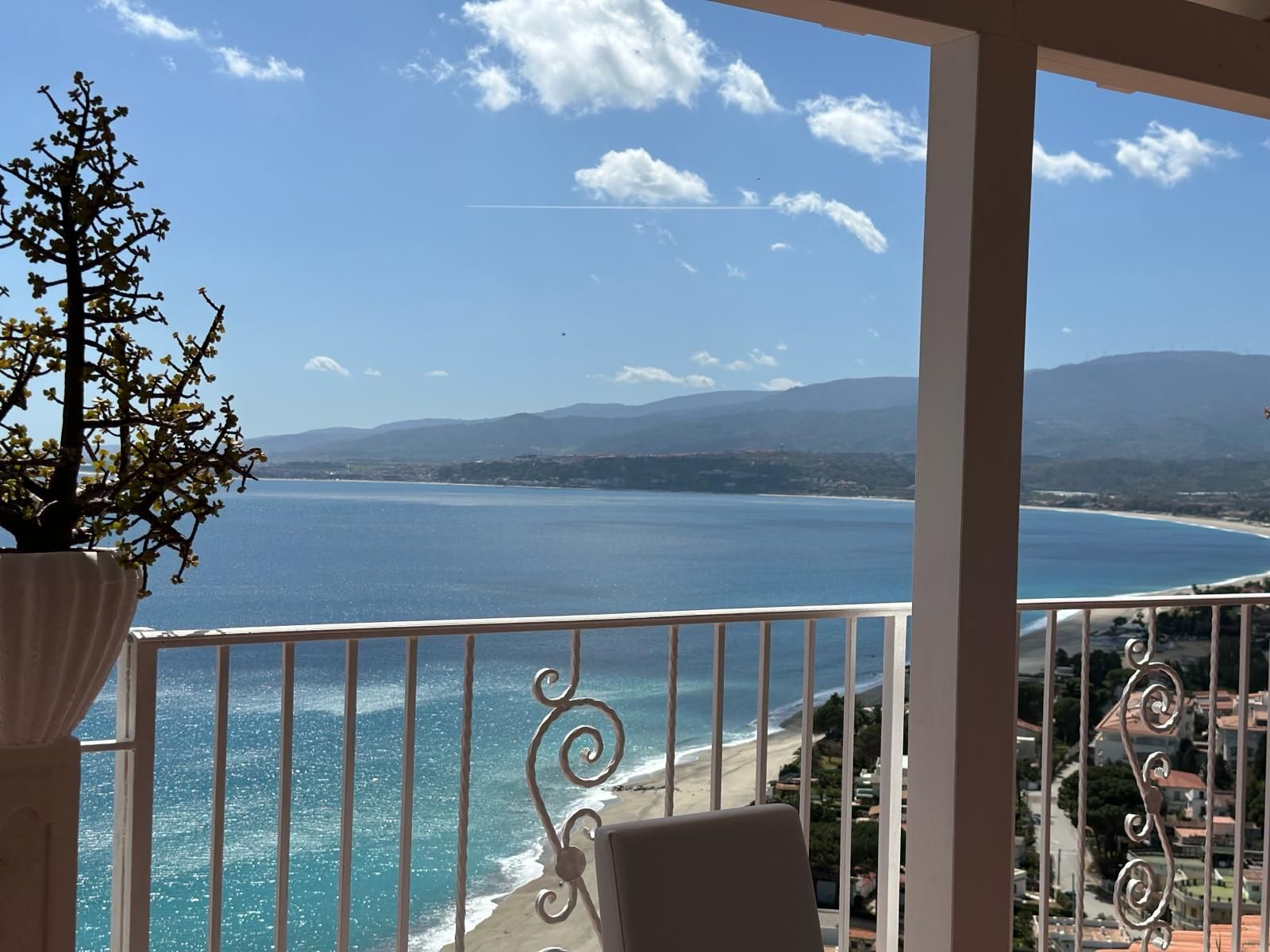 Un balcone con vista sull'oceano e sulle montagne