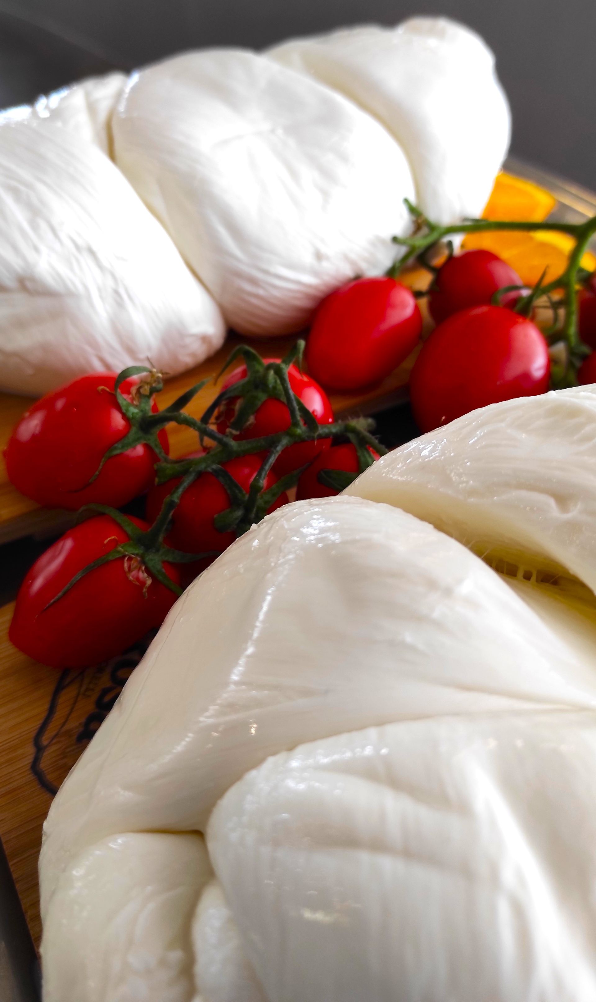 Un mazzo di mozzarella e pomodori su un tagliere