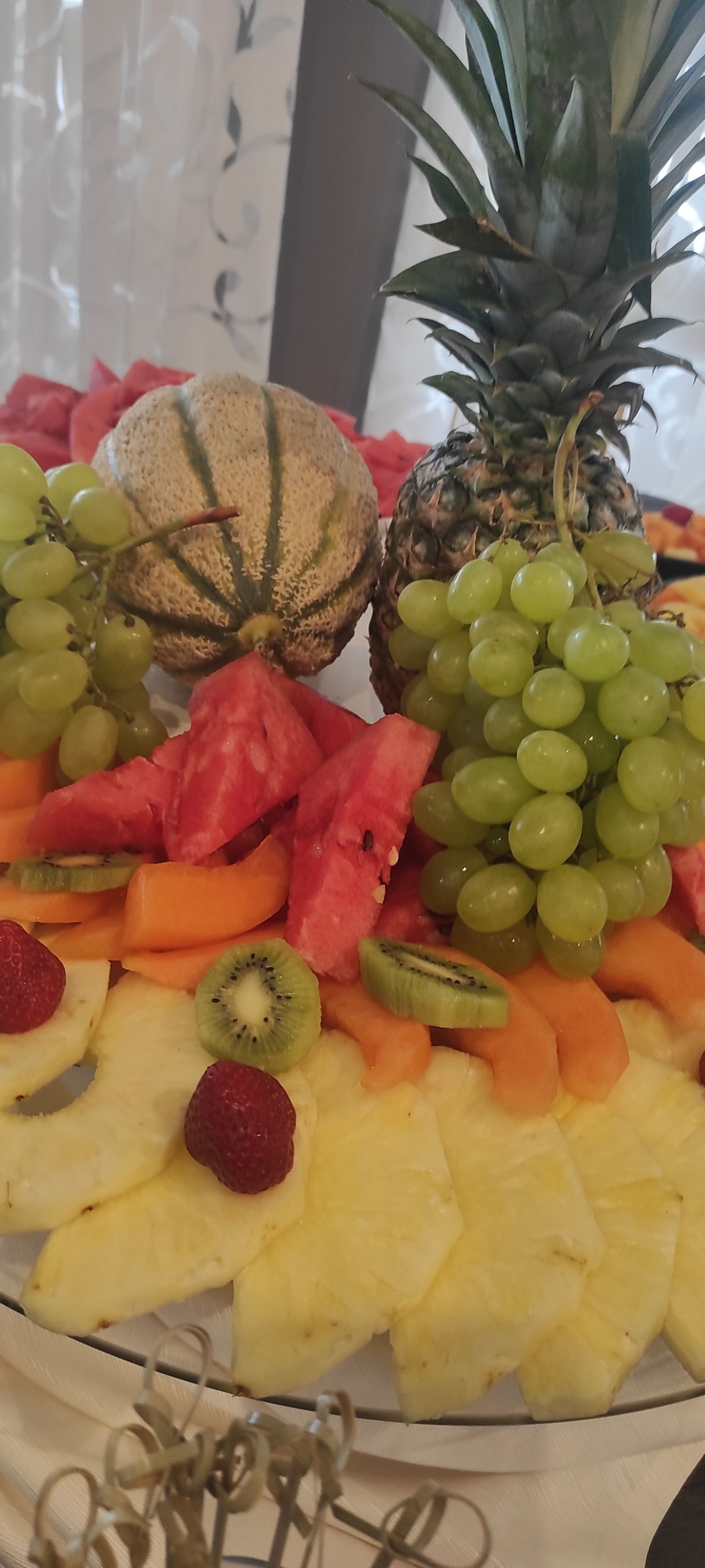 Ci sono molti tipi diversi di frutta sulla tavola.