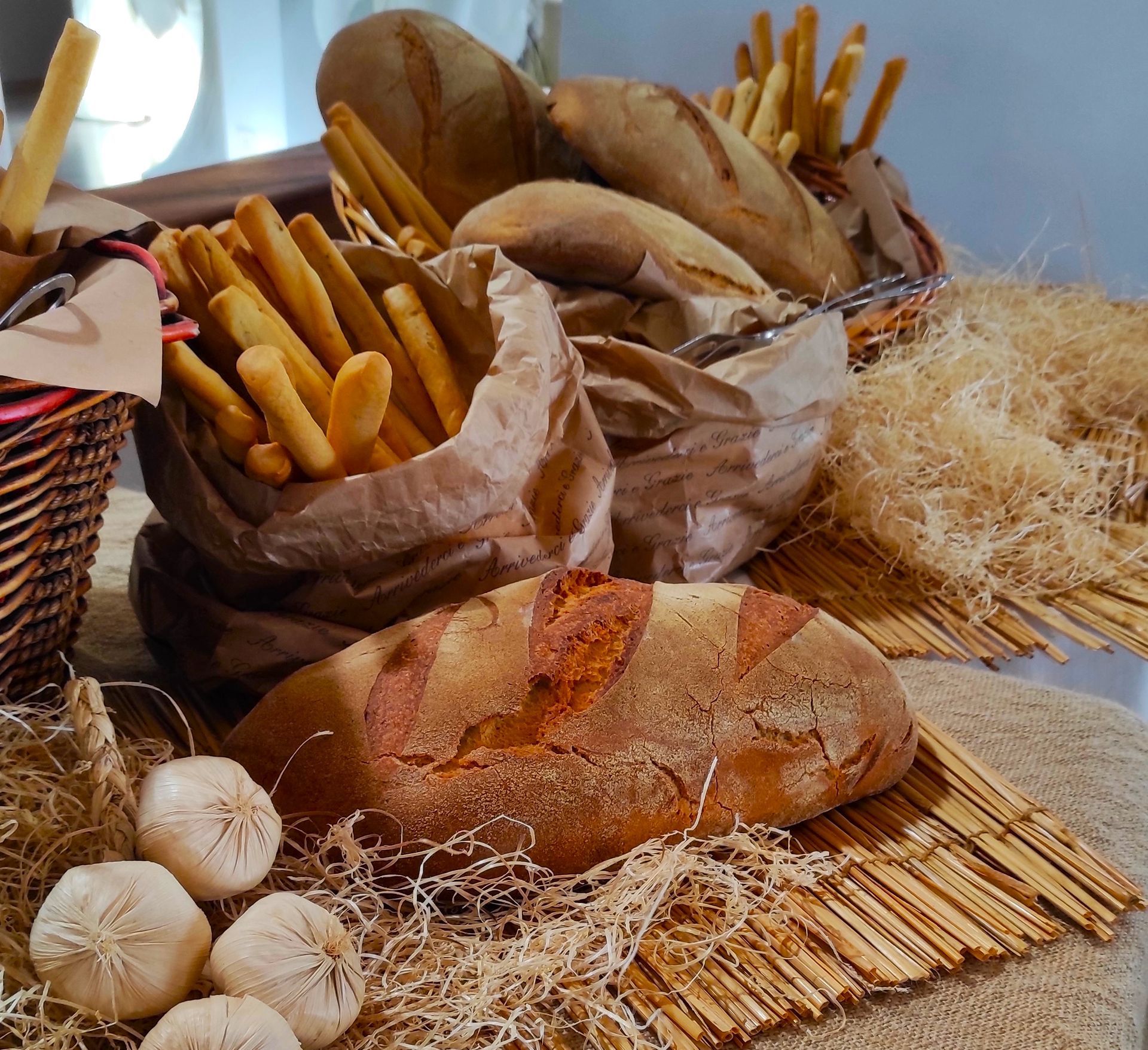 Un cestino di patatine fritte è accanto a una pagnotta di pane