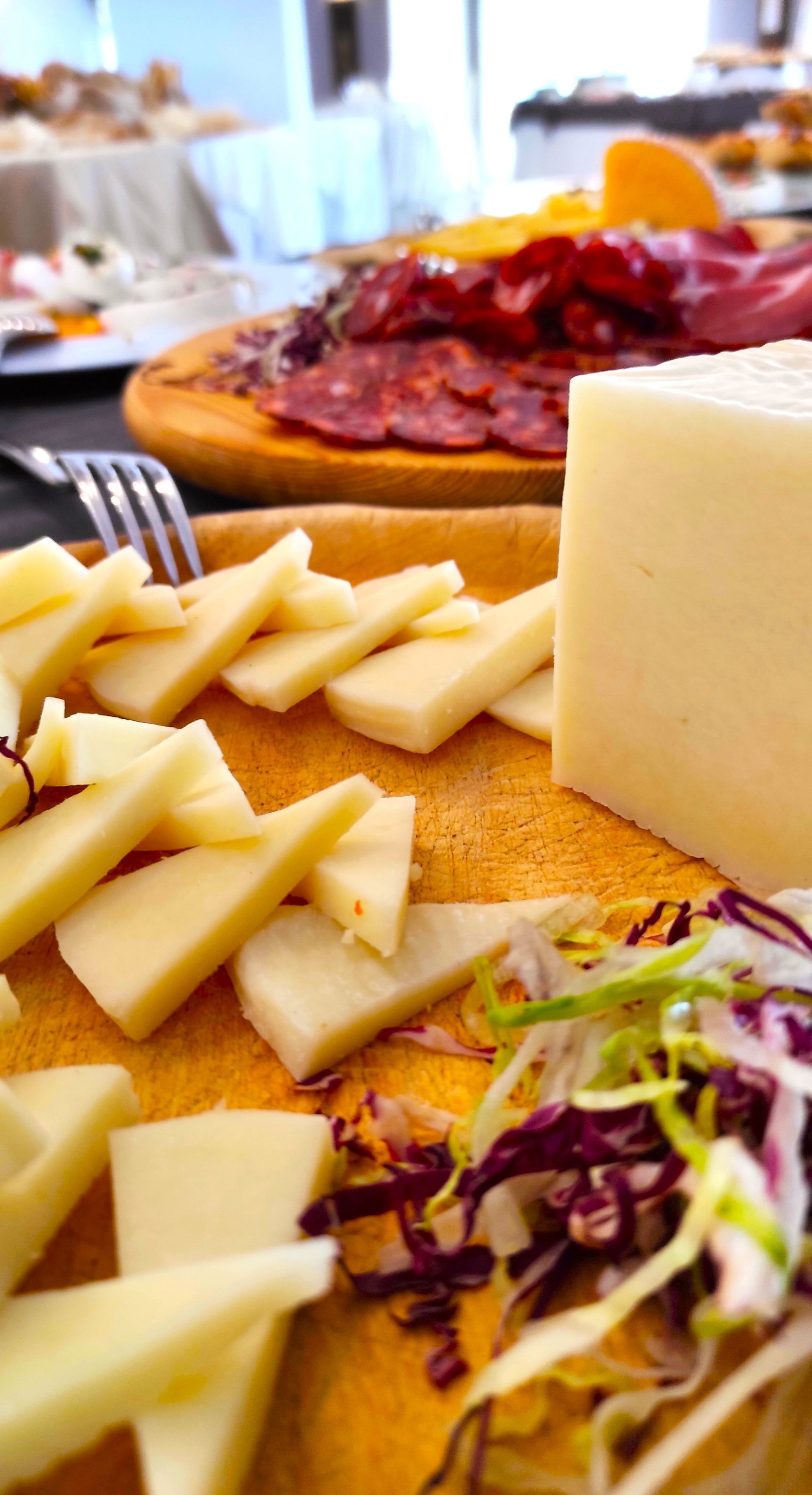 Un primo piano di un piatto di formaggio e carne su un tavolo.