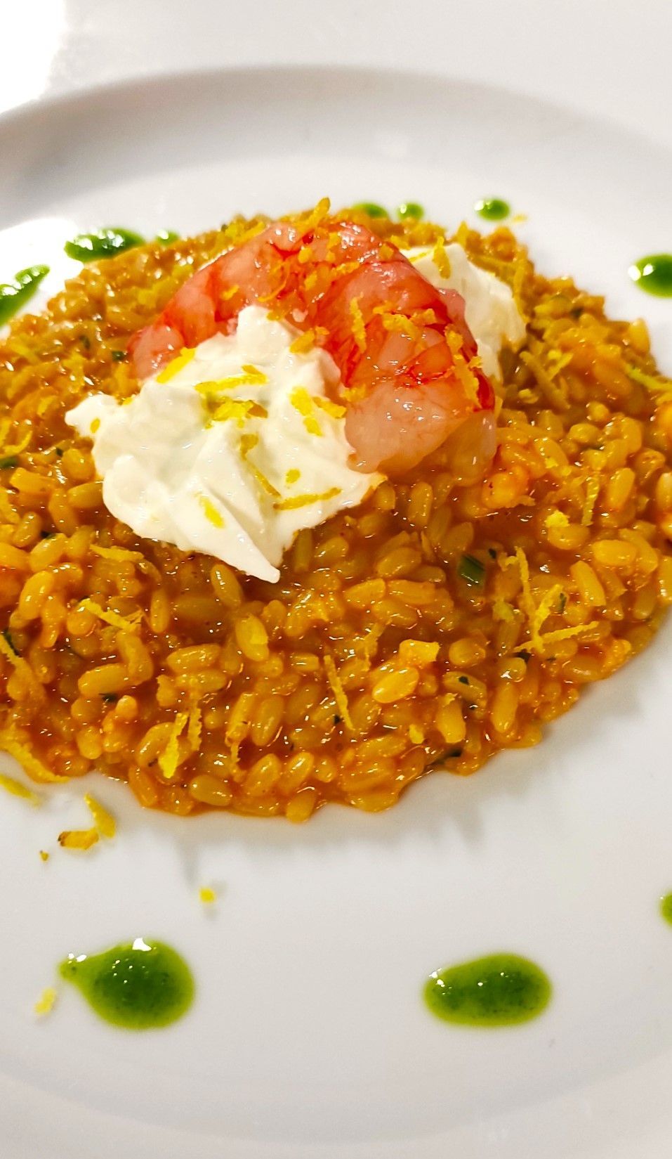 Un primo piano di un piatto di cibo con gamberi e riso su un tavolo.