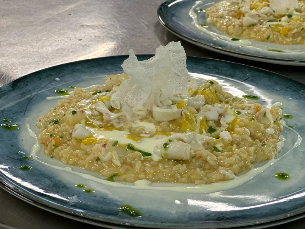 Un primo piano di un piatto di cibo su un tavolo