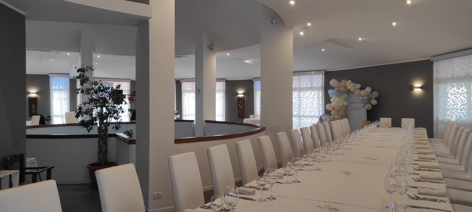 C'è un lungo tavolo in mezzo alla stanza.