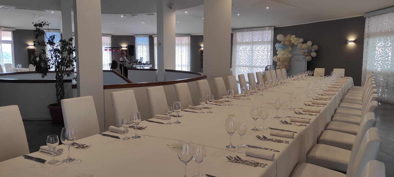 Un lungo tavolo con un sacco di bicchieri sopra