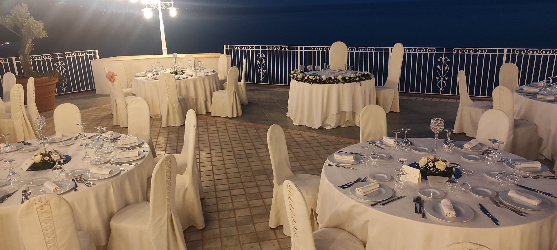 Tavoli e sedie sono allestiti per un ricevimento di nozze