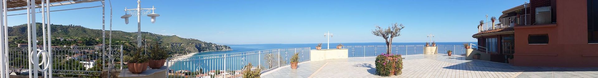 Una foto sfocata di un balcone con vista sull'oceano.