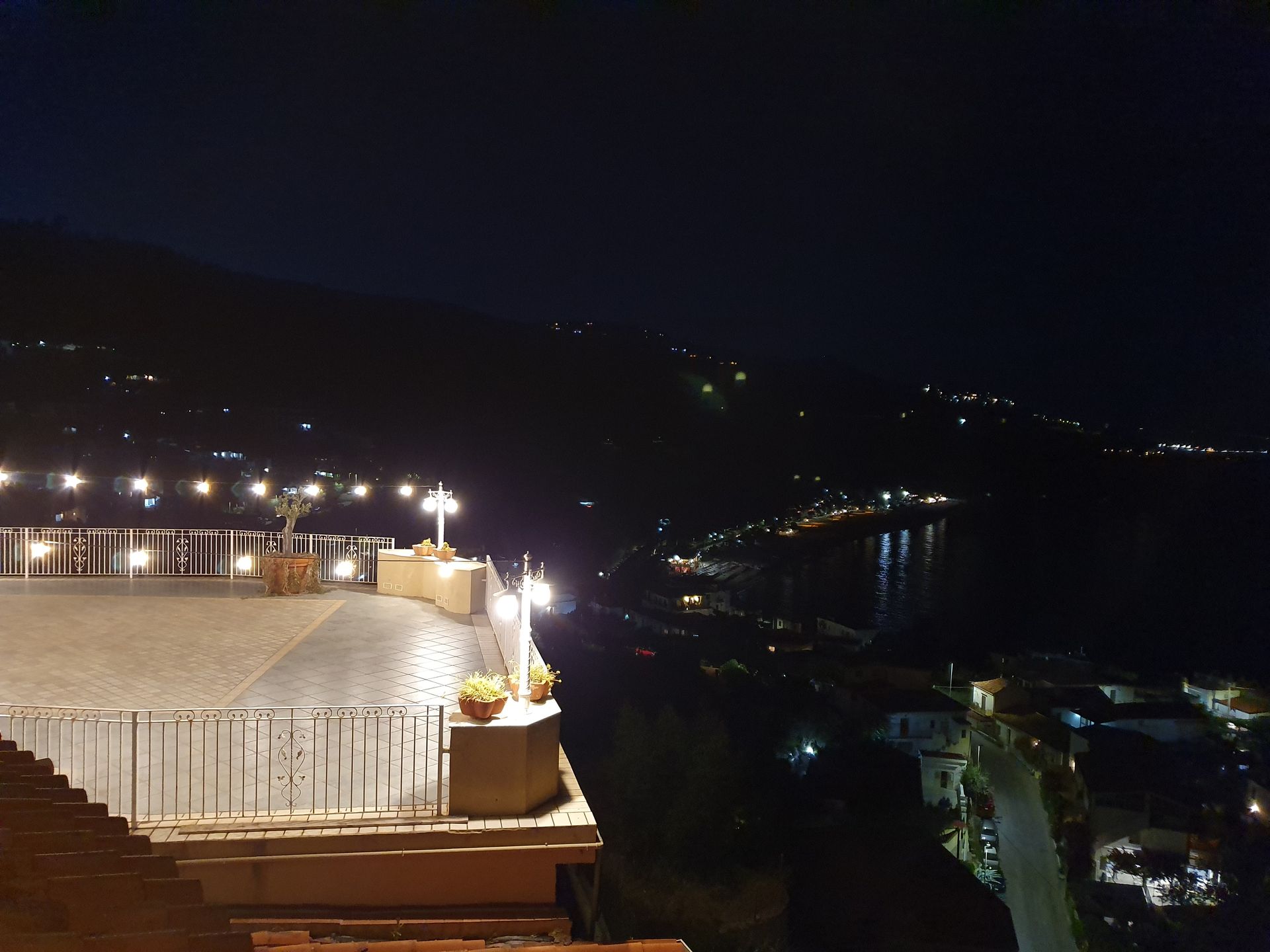 Una vista di una città da un balcone di notte