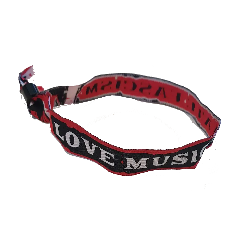 Zwei rechteckige Schlüsselanhänger. Auf dem einen steht „FCK AFD“, auf dem anderen „KEIN BOCK auf NAZIS“