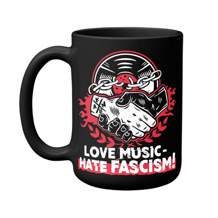Ein schwarzer Becher mit roten Akzenten und dem Text „Liebe Musik – Hasse Faschismus!“