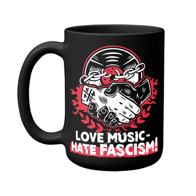 Ein schwarzer Becher mit roten Akzenten und dem Text „Liebe Musik – Hasse Faschismus!“