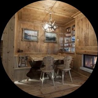 un sala da pranzo arredato in legno con una panca e libreria