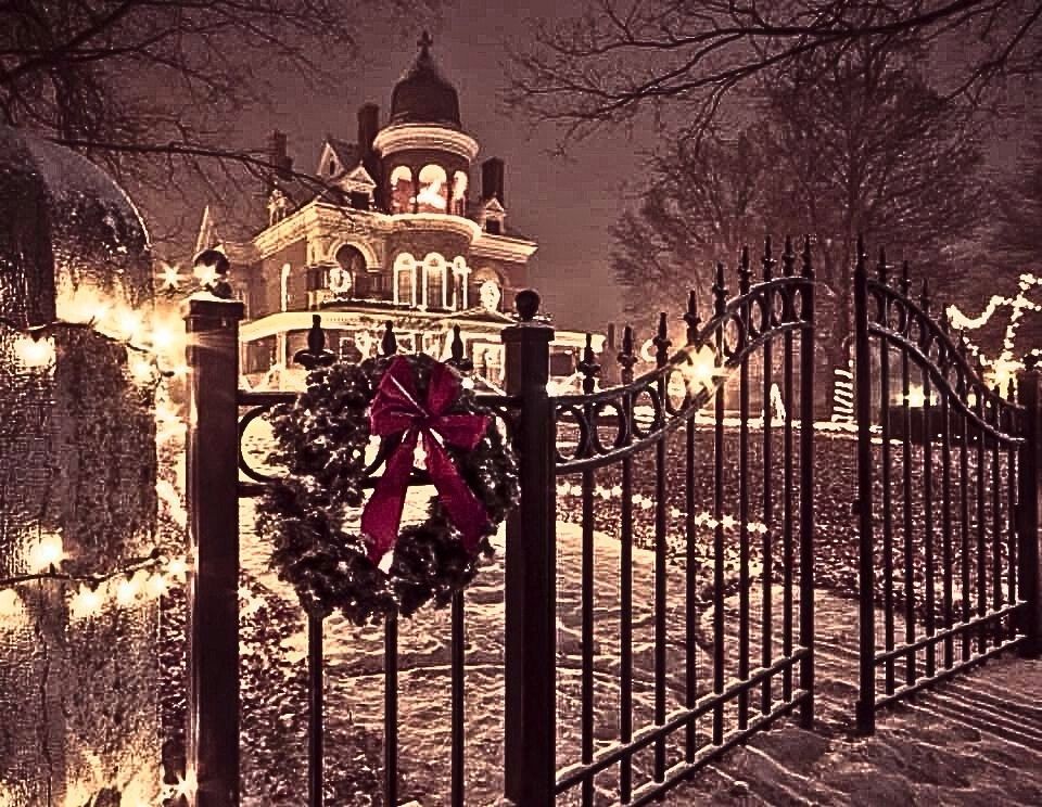A fence with a christmas wreath on it