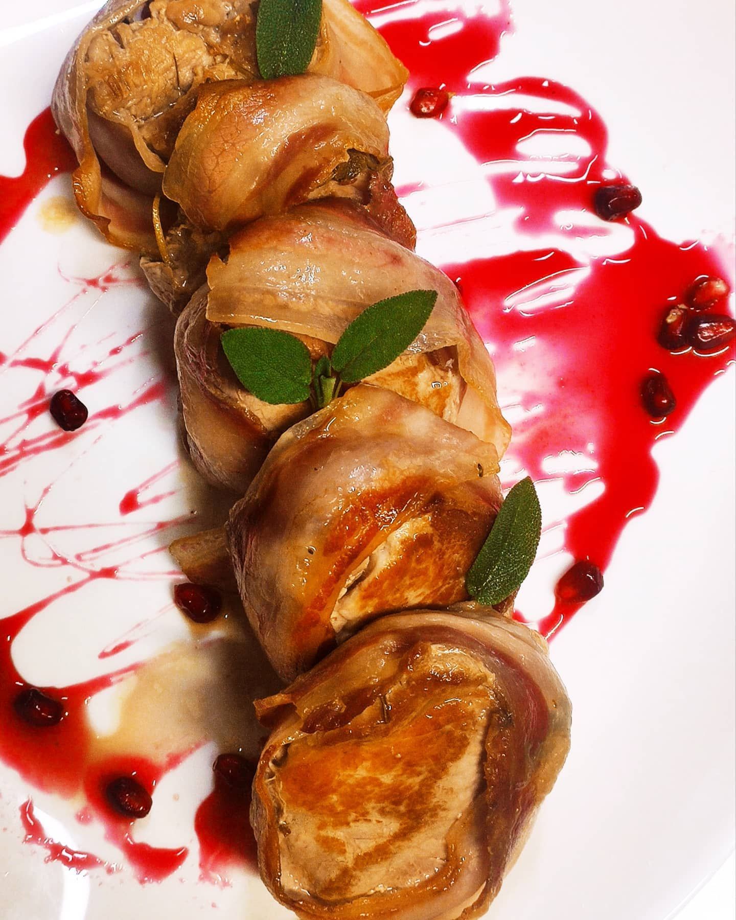 Filetto di maiale in pancetta e salvia al melograno