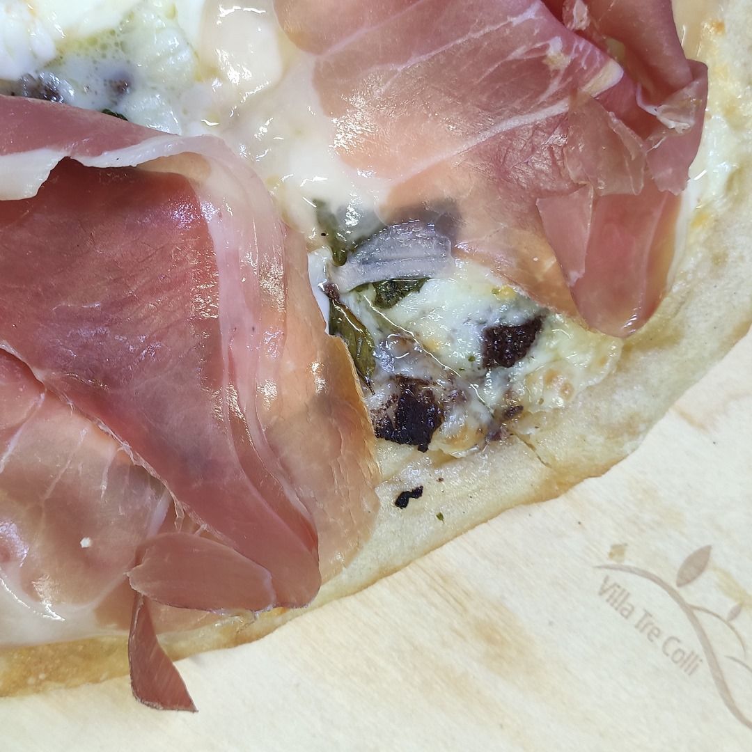 Pinsa crudo e verdure