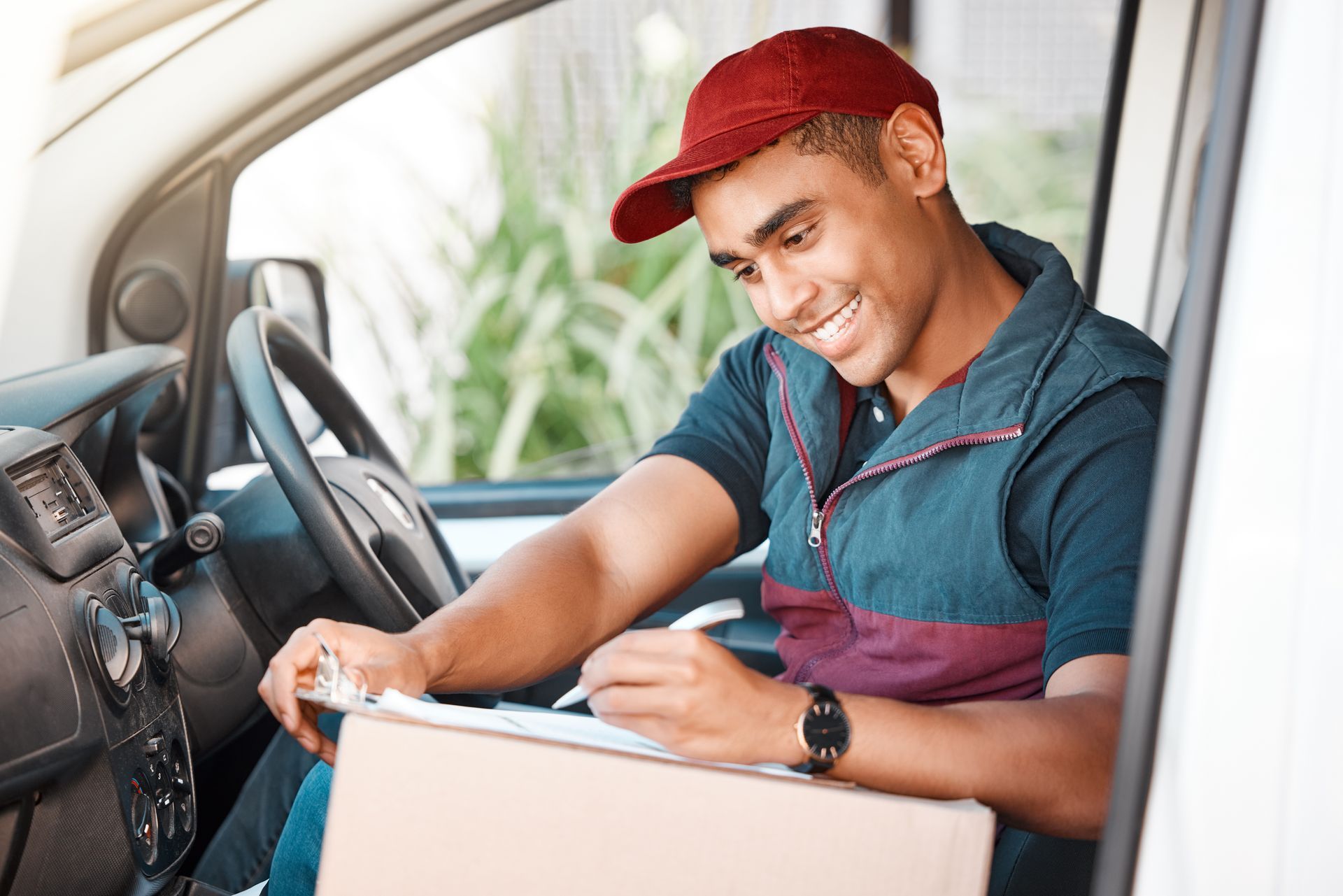 amazon delivery driver signing for box 