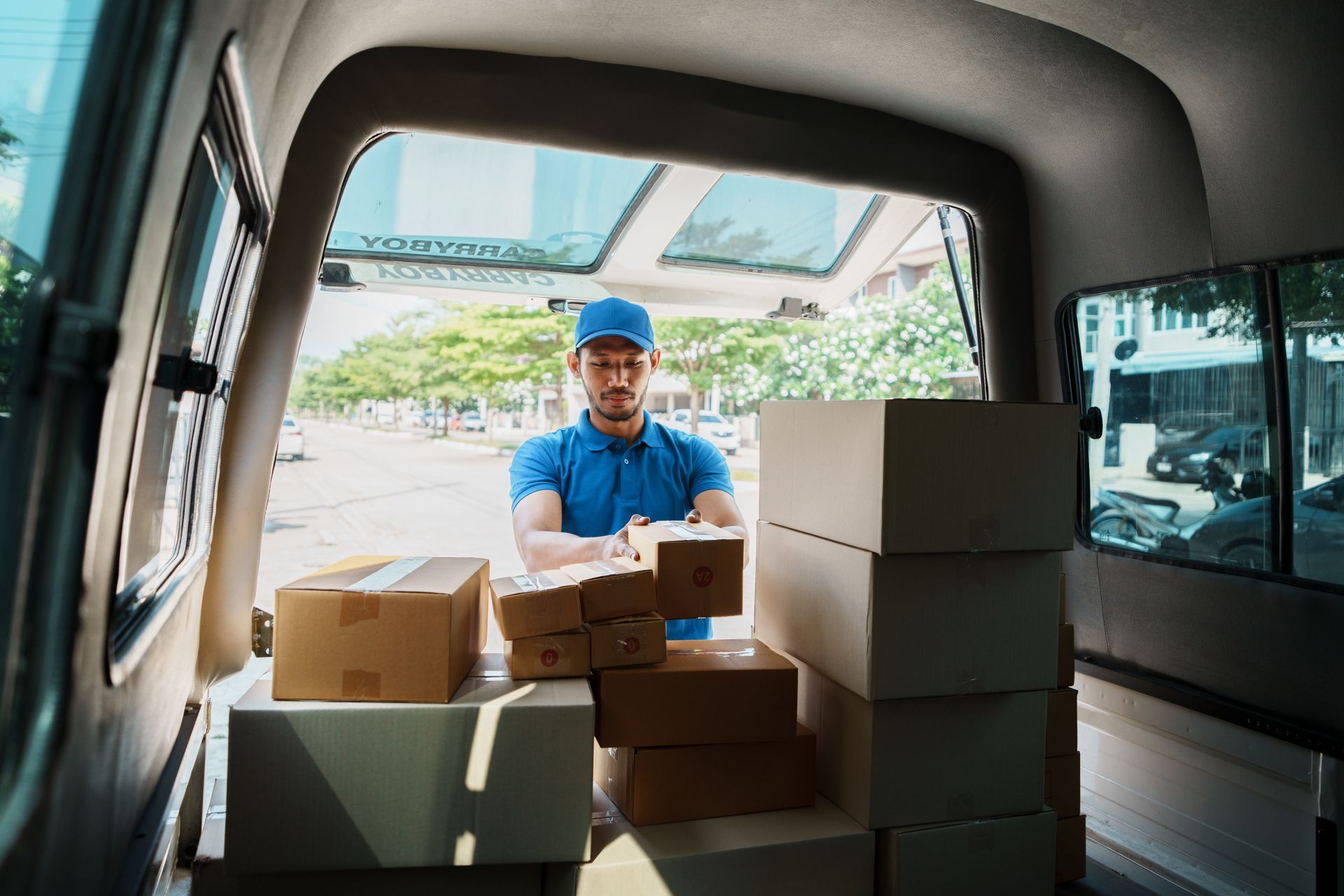 amazon delivery driver with many boxes 
