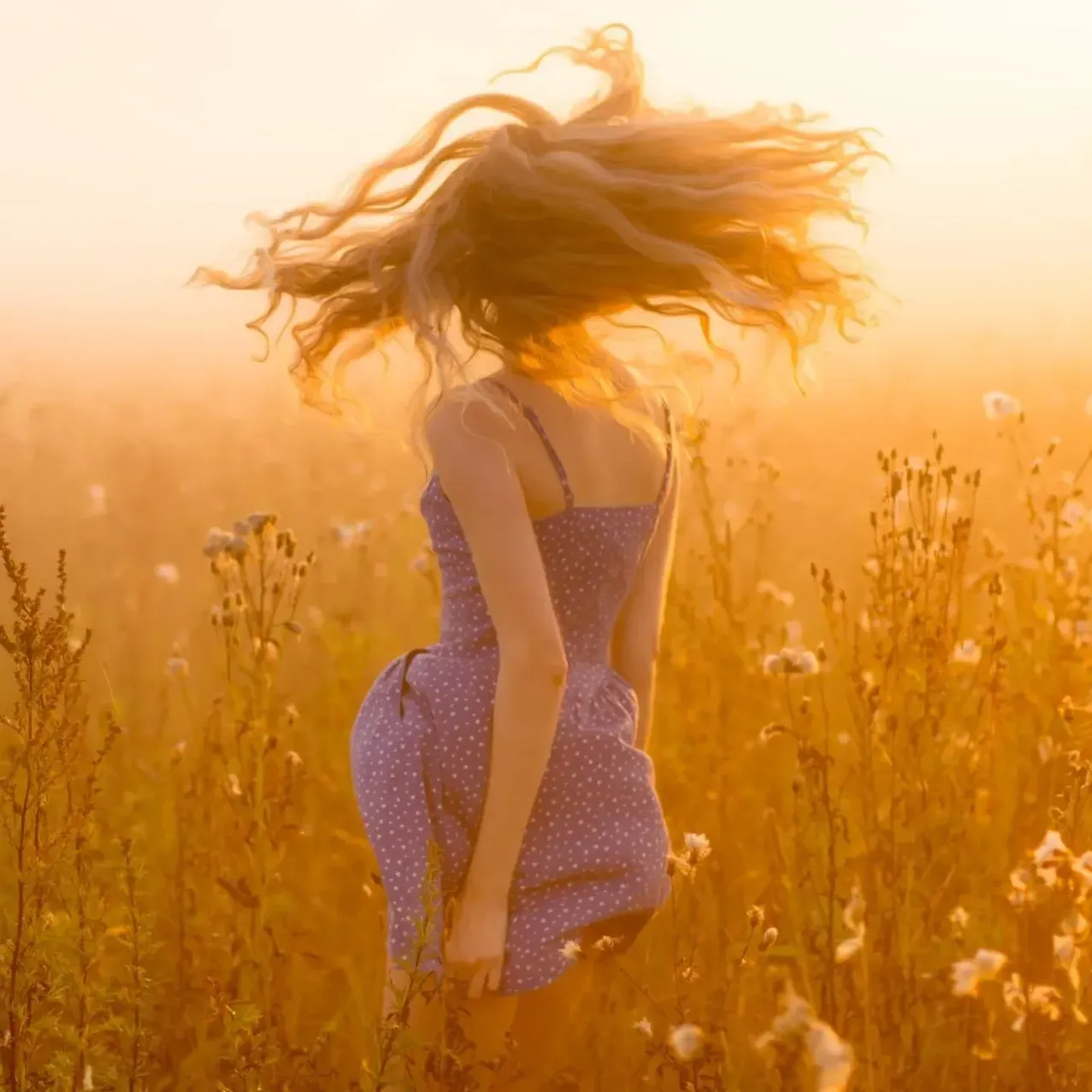 Ragazza con capelli ricci e tinti