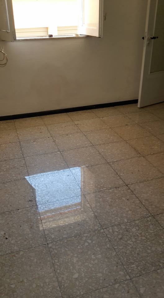 pavimento appena pulito da una ditta di pulizie